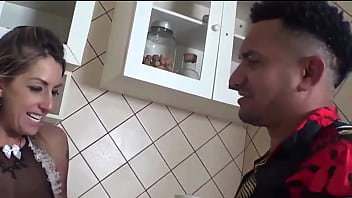 Patrão safado me pegou de bobeira e me puniu comendo meu cu enquanto a patroa estava no salão de beleza video completo no red