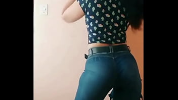 Chica se mueve delicioso