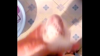 Tắm cho chim sạch sẽ thơm tho