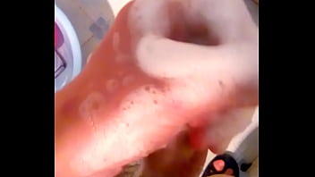 Tắm cho chim sạch sẽ thơm tho