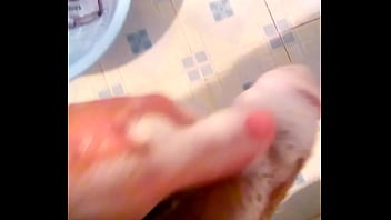 Tắm cho chim sạch sẽ thơm tho