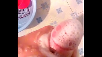 Tắm cho chim sạch sẽ thơm tho