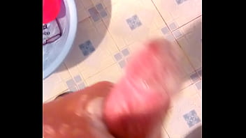 Tắm cho chim sạch sẽ thơm tho