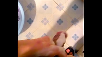 Tắm cho chim sạch sẽ thơm tho