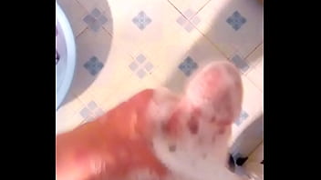 Tắm cho chim sạch sẽ thơm tho