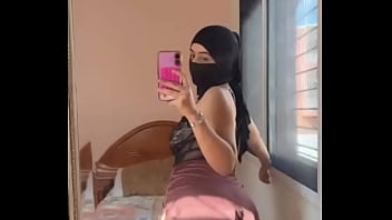 Shy hijab girl turns slutty & shows off her arab butt – solo twerk tease from muslim babe