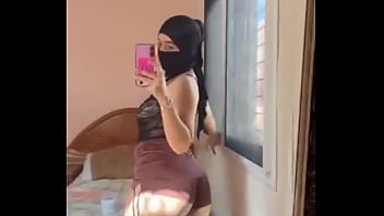 Shy hijab girl turns slutty & shows off her arab butt – solo twerk tease from muslim babe