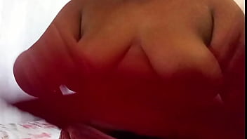 Exibindo meus peitos enormes