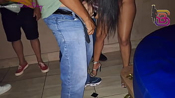 Corno deixa esposa andar sozinha no swing e ela volta arrombada por vários pau grande e grosso