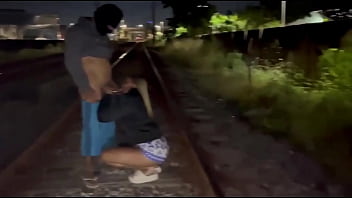 Esposa transando nos trilhos do trem ao vivo