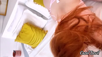 A moça do quarto ao lado do hotel bateu na minha porta