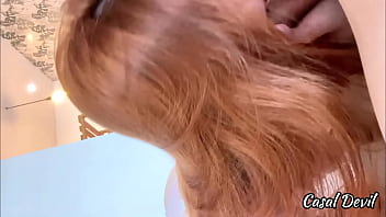 A moça do quarto ao lado do hotel bateu na minha porta