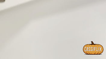 A safadona depois de seduzir o trouxa no beco o forçou a meter nela com força enquanto implorava para ele descarregar todo o leitinho na sua bunda