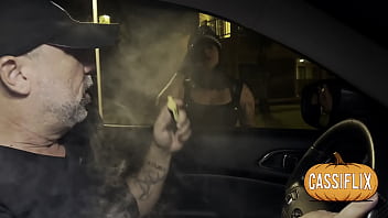 A safadona depois de seduzir o trouxa no beco o forçou a meter nela com força enquanto implorava para ele descarregar todo o leitinho na sua bunda