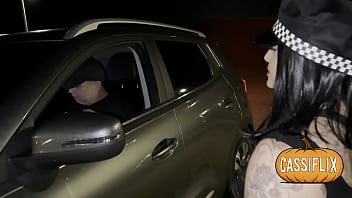 A safadona depois de seduzir o trouxa no beco o forçou a meter nela com força enquanto implorava para ele descarregar todo o leitinho na sua bunda