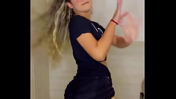 Gostosa dancando