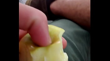 Arrombando a maçã dela