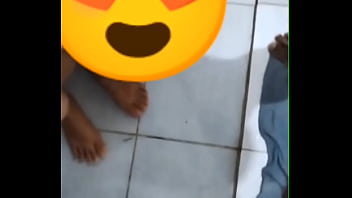 Submissa sendo humilhada no banheiro