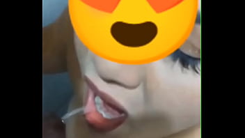 Submissa sendo humilhada no banheiro