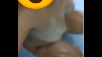 Submissa sendo humilhada no banheiro