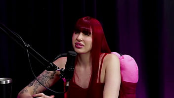 Sempre beijou as amigas na boca gozou muito quando transou com mulher já fez suruba sempre foi colorada e não sabe se aguentaria um gang bang alie oficial watch sheer red