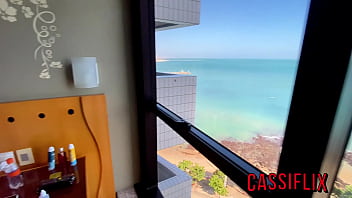 Acordei cheia de tesão e na massagem não resistir e chupei o massagista enquanto me masturbava com dedinhos no meu cu