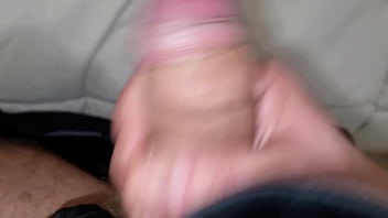 Abito nero elegante e tanto sperma ragazzo italiano sexy si sega in modo sensuale con dialoghi sporchi e gemiti intensi cazzo enorme tutto da succhiare