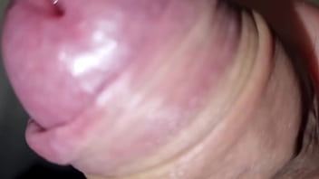 Abito nero elegante e tanto sperma ragazzo italiano sexy si sega in modo sensuale con dialoghi sporchi e gemiti intensi cazzo enorme tutto da succhiare