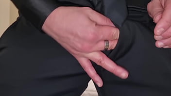 Abito nero elegante e tanto sperma ragazzo italiano sexy si sega in modo sensuale con dialoghi sporchi e gemiti intensi cazzo enorme tutto da succhiare