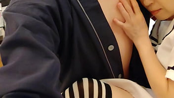 アイドルみたいな白いセーラー服の女の子のマンコにチンポをグリグリ入れて、最後は寝バックで奥に中出し 素人ハメ撮り クンニ フェラ