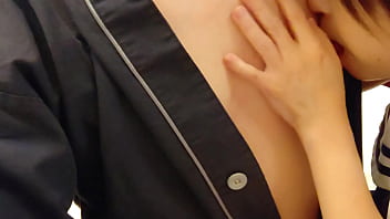 アイドルみたいな白いセーラー服の女の子のマンコにチンポをグリグリ入れて、最後は寝バックで奥に中出し 素人ハメ撮り クンニ フェラ