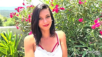 Mia brune sexy recherche une queue bien veineuse