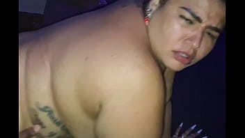 Puta deu a buceta pra vários no meio de todos na festa