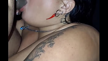 Puta deu a buceta pra vários no meio de todos na festa