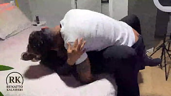 Comi gostoso a casadinha safada e muito gostosa mulher do meu chefe fui na casa do meu chefe chegando lá a esposa gostosa ficou doida pelo meu pau fudemos muito