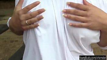 Rita peach fingert sich am see