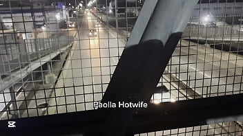 Na passarela em plena br 153 a casada fudendo sem parar e fazendo alegria do motoristas que passam e curtem um sexo na rua com paolla hotwife é assim que funciona