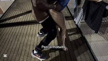 Na passarela em plena br 153 a casada fudendo sem parar e fazendo alegria do motoristas que passam e curtem um sexo na rua com paolla hotwife é assim que funciona