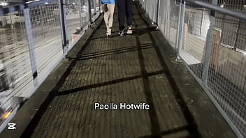 Na passarela em plena br 153 a casada fudendo sem parar e fazendo alegria do motoristas que passam e curtem um sexo na rua com paolla hotwife é assim que funciona