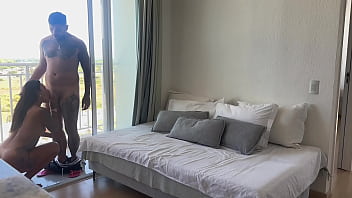 Visitei meu vizinho gostoso e deixei aquele pau bem branquinho