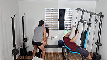 Exclusivo traição na academia esposa fode pelas costas do corno