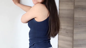 Jovencita le entrega su pequeño culo