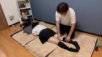 マッサージ受けに来ただけなのにアソコまで触られて反応してしまって最後は臭いマッサージ師のチンポを咥えてしまった女子◯生。 マッサージ受けに来ただけなのにアソコまで触られて反応してしまって最後は臭いマッサージ師のチンポを咥えてしまった女子◯生。