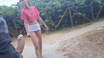 Punheta para safada que passava em público