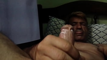 Só Na Punheta Na Cama Peladão thumbnail