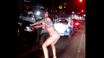 Chica bailando en pleno tráfico Chica bailando en pleno tráfico