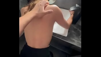 No se aguanta y termina cogiendome en el baño super rico