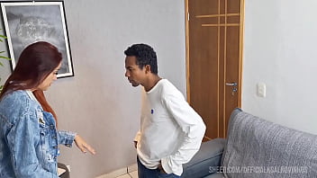 Mulher deixa seu cliente de pau duro