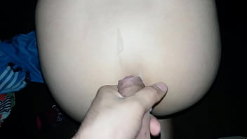Semen en las nalgas