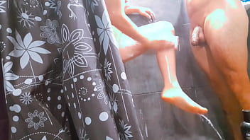 Tamando una ducha con mi hermanastra y termino rompiéndole el culo